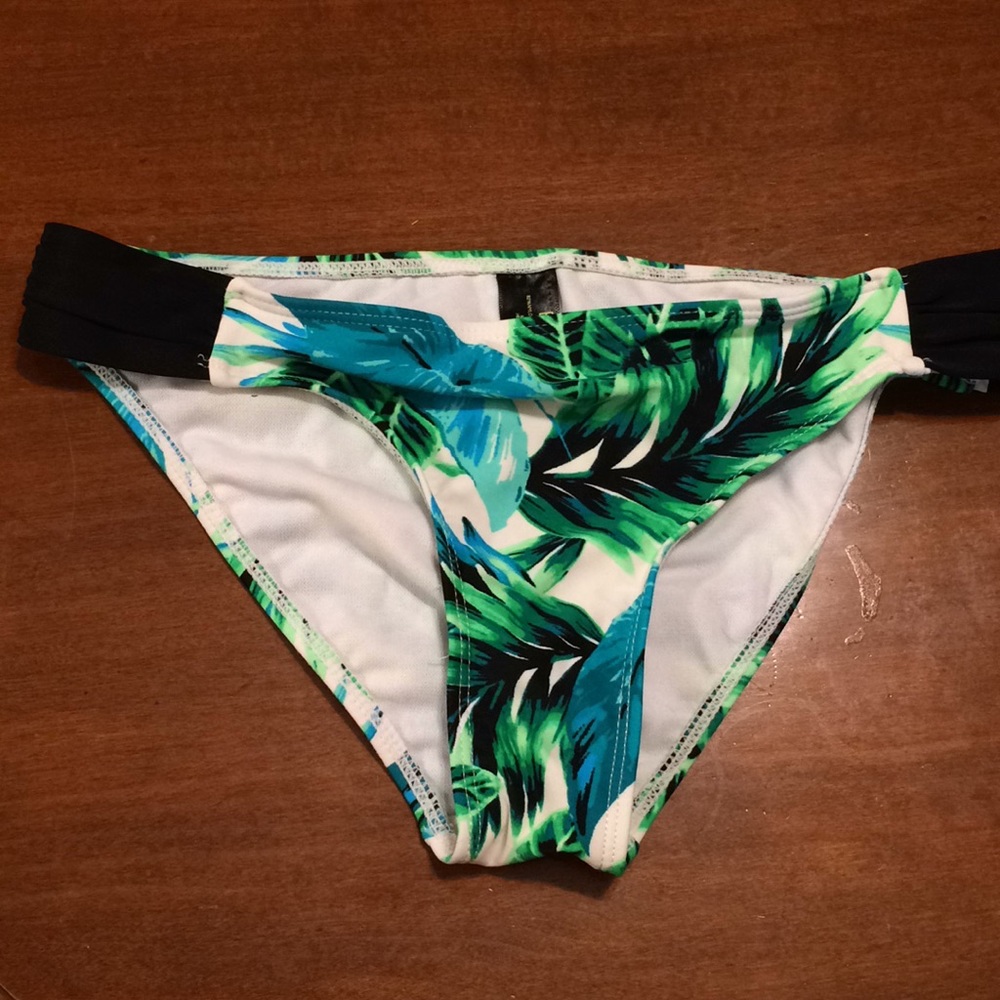 Bathing suit bottom size M(7-9)